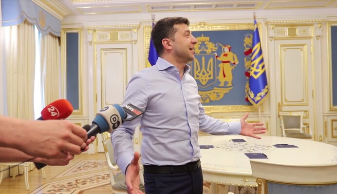 Зеленский показал журналистам ненужный 