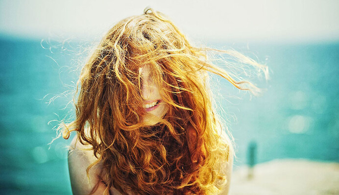 Как защитить длинные волосы от солнца: простые советы на лето