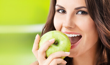 10 продуктів, які відбілюють зуби не гірше за популярну пасту