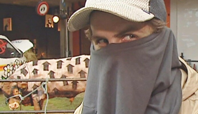 В Британии нашли архивное видео с Бэнкси: как выглядит самый загадочный художник мира