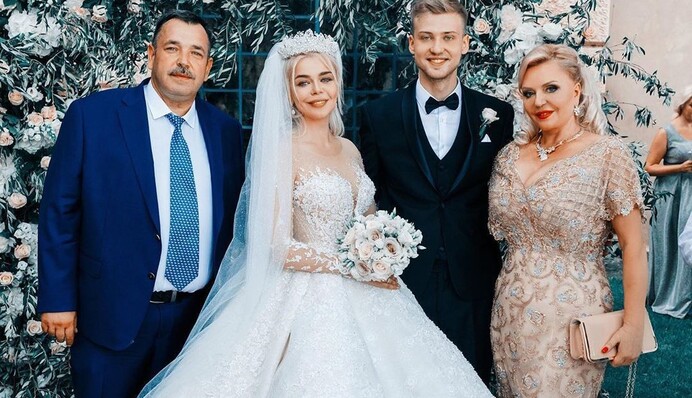 Отец украинской певицы собрался в депутаты: дочь-звезда вернулась из Москвы петь в его поддержку