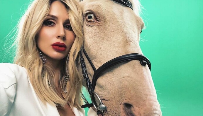 Лобода показала обнаженное фото в позе йоги: все кинулись хвалить певицу, вот только в кадре не она