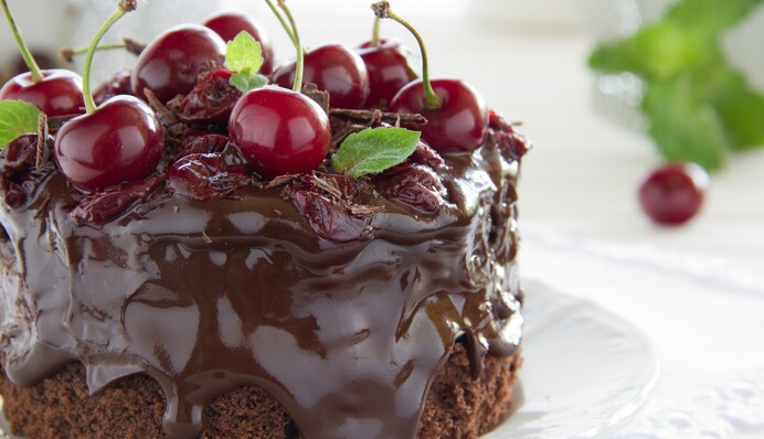 Шоколадный торт с вишней: простой рецепт лакомства на все времена