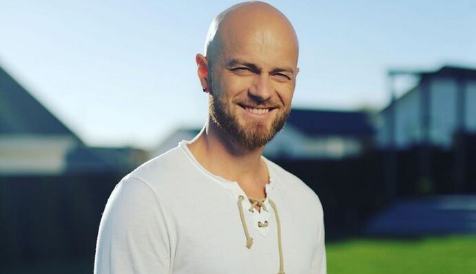 Влад Яма показался с длинными волосами: таким поклонники его еще не видели