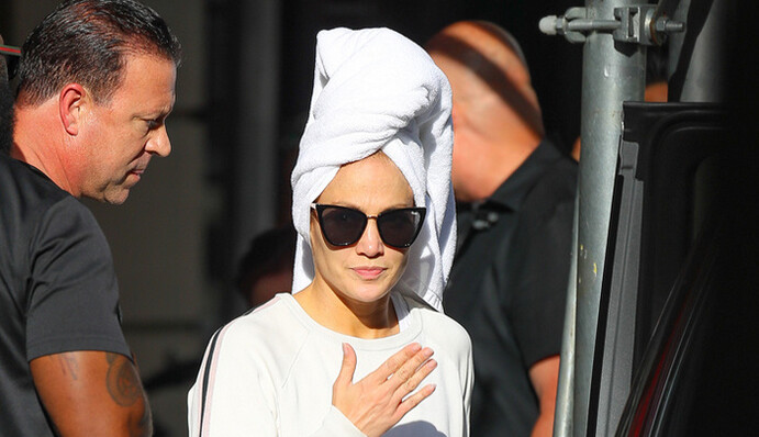 В спортивном костюме и с полотенцем на голове: Дженнифер Лопес удивила образом для прогулки