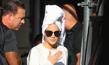 У спортивному костюмі і з рушником на голові: Дженніфер Лопес здивувала образом для прогулянки