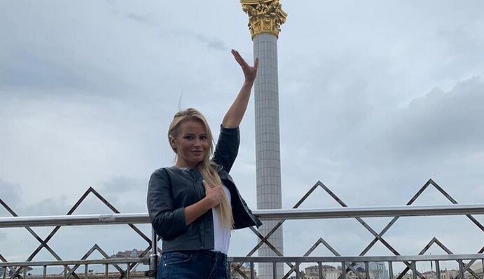 Впустили тихо и мирно: посещавшая Крым российская ведущая похвасталась фото из Киева