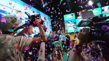 Однопартийное большинство в Раде: первые итоги выборов, фото и видео