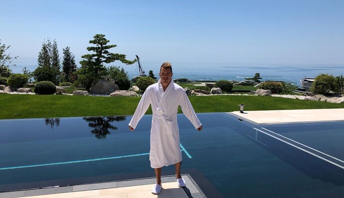 Приїхав до друга на концерт: відомий український співак показав, як відпочиває в Криму