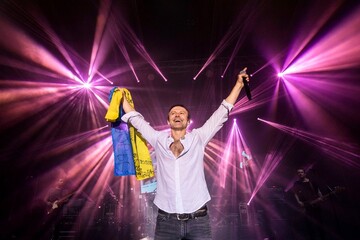 Мурашки по шкірі: мережу вразило масове виконання гімну України на концерті Вакарчука