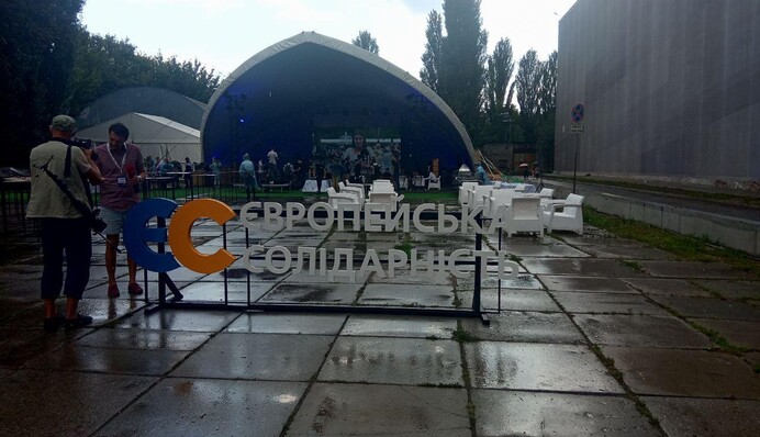 Пирожные из сусального золота и мысли о реванше: как у Порошенко и Тимошенко отметили конец выборов