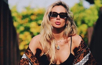 Це занадто: в мережі обговорюють провокаційне фото Лободи з туалету з плакатом Rammstein