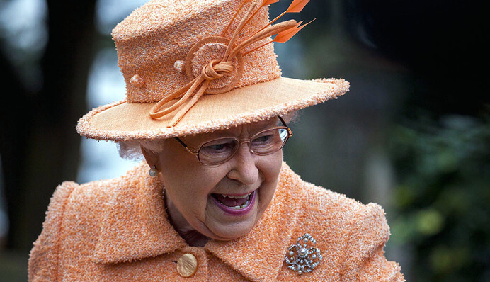 В сети появилось забавное видео, на котором Елизавета II бегает за внуком - теперь мы видели все