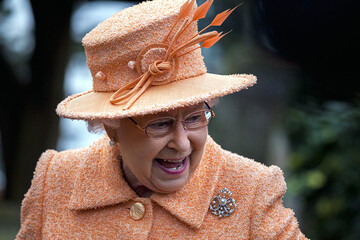 У мережі з'явилося дотепне відео, на якому Єлизавета II бігає за онуком - тепер ми бачили все