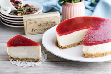 Готуємо вдома сирно-полуничний торт: простий покроковий рецепт без випічки