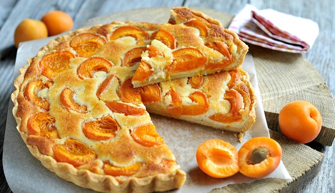 Запашний пиріг з абрикосами: простий покроковий рецепт десерту до чаю