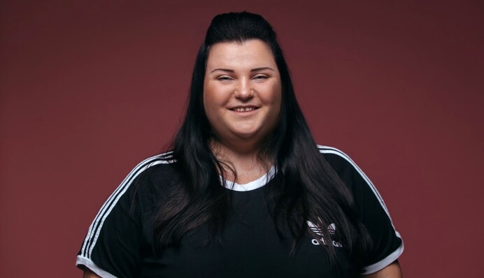 Alyona Alyona випустила яскравий кліп на автобіографічний трек 