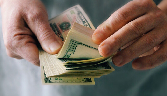 Житель США випадково викинув 23 тис. доларів: в це важко повірити, але сміттяр повернув їх власникові