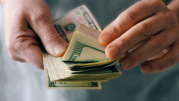 Житель США випадково викинув 23 тис. доларів: в це важко повірити, але сміттяр повернув їх власникові