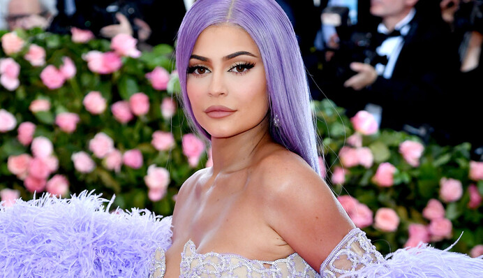 Манекен и кресло в форме губ: Кайли Дженнер показала странные подарки на день рождения