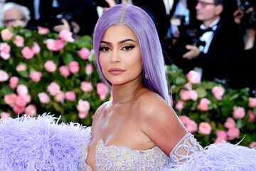 Манекен з пташиною головою і крісло в формі губ: Кайлі Дженнер показала дивні подарунки на день народження