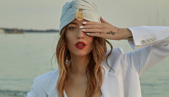 10 свіжих ідей манікюру: підглядаємо за нігтями Насті Каменських, Наді Дорофєєвої і не тільки