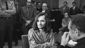 Виставка для вбивці: в США показали малюнки і речі Чарльза Менсона