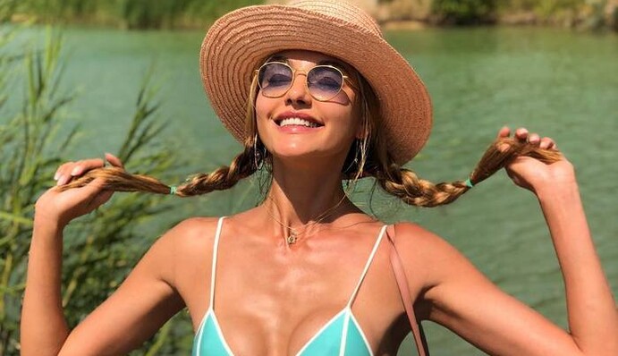 Всемирно известная модель показала, как загорает топлес в Украине