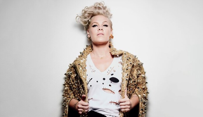 Співачка Pink з'явилася на сцені в наряді українського бренду: фото