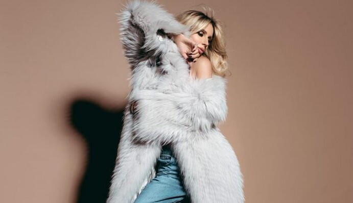 Повторює за Кайлі Дженнер? Лобода влаштувала дикі танці на столі в ресторані Франції