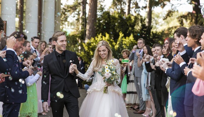 Самый популярный видеоблогер в мире женился: фото романтической свадьбы
