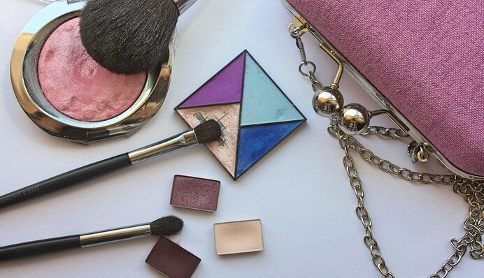 Какой косметикой не стоит пользоваться осенью: полезные советы специалиста