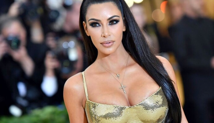 Ким Кардашьян заигралась с фотошопом и не заметила, как у нее появился лишний палец: фото