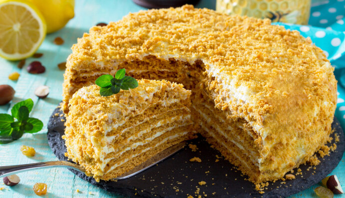 Торт Медовик за 30 хвилин: простий рецепт улюбленого десерту