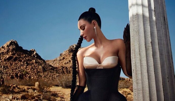 Ким Кардашьян попала на обложку арабского Vogue и дала интервью своему мужу