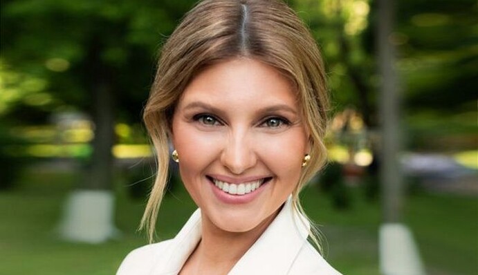 В сети обсуждают платье Елены Зеленской на День Независимости: его сшила жена Кошевого