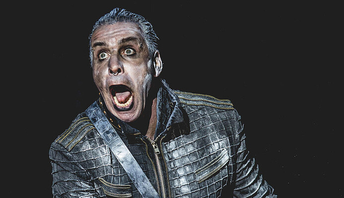 Лидер Rammstein показал непривычно трогательное фото: на нем - его пожилая мама