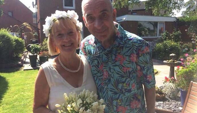 Чоловік з деменцією після 12 років шлюбу зробив дружині пропозицію: вона знову сказала йому 