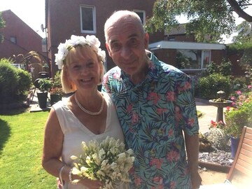 Чоловік з деменцією після 12 років шлюбу зробив дружині пропозицію: вона знову сказала йому 