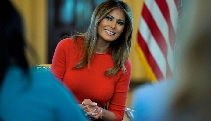 В США вышла книга, в которой сравнили Меланию Трамп и Мишель Обаму: автора обвинили в травле