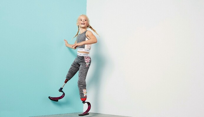 По подіуму Тижня моди в Нью-Йорку пройде 9-річна модель з протезами ніг: ось що про неї відомо