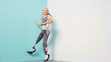 По подіуму Тижня моди в Нью-Йорку пройде 9-річна модель з протезами ніг: ось що про неї відомо