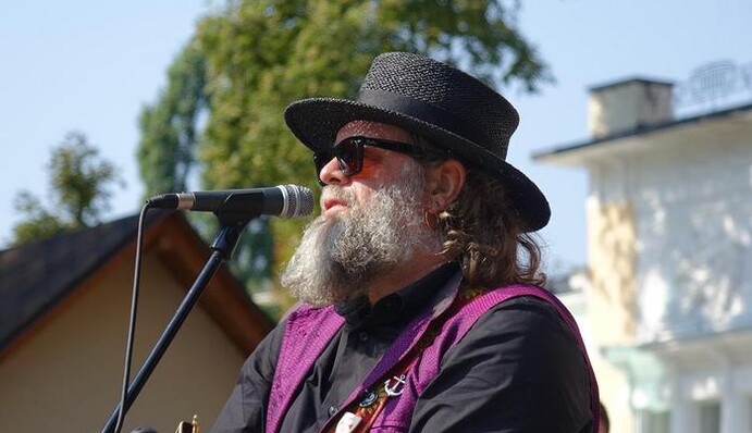 Борис Гребенщиков порадував фанів вуличним концертом у Вінниці: фото і відео