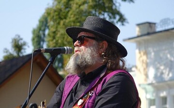 Борис Гребенщиков порадував фанів вуличним концертом у Вінниці: фото і відео