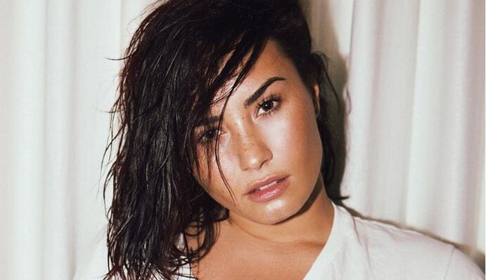 Без ретуши и фотошопа: Деми Ловато показала честное фото своей фигуры