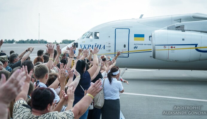 Свято зі сльозами на очах: як Україна зустрічала полонених