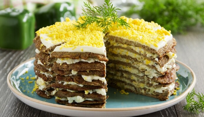 Як приготувати вдома ситний печінковий торт з овочами: детальний рецепт і поради