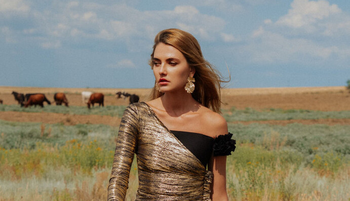 Украина во всей красе: всемирно известная модель позировала топлес среди коров