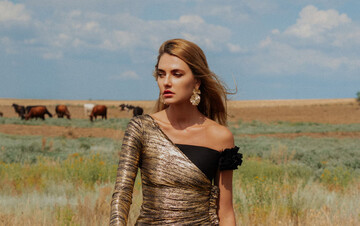 Україна у всій красі: всесвітньо відома модель позувала топлес серед корів