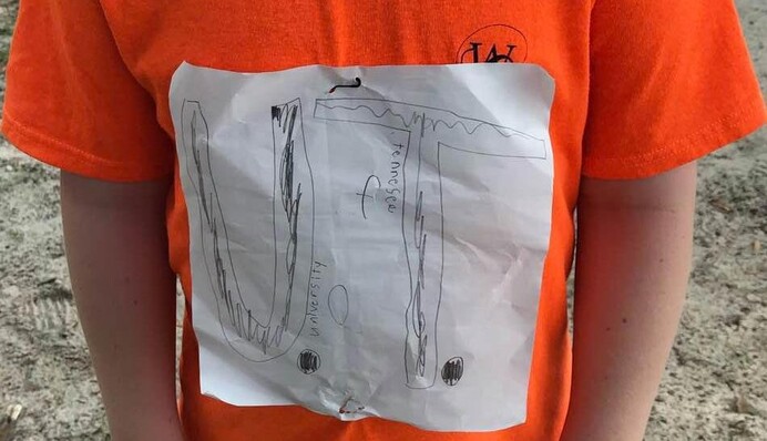 Школьника затравили за самодельную футболку, но за него вступились студенты: теперь это одежда их ВУЗа